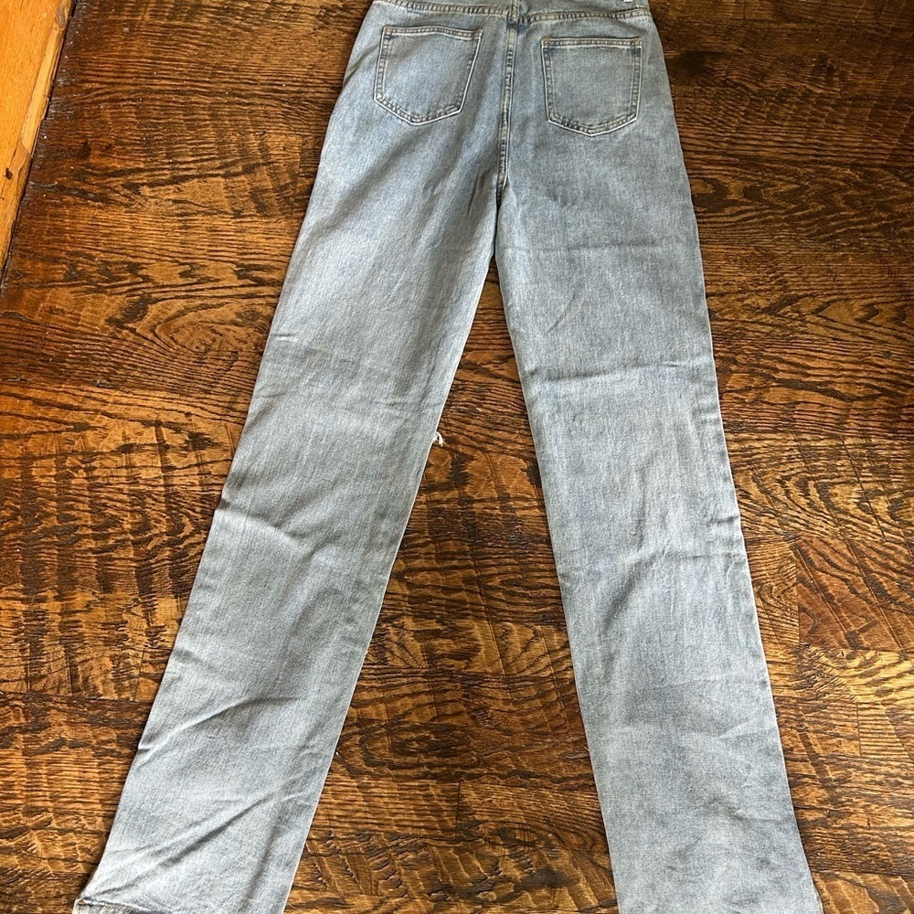 NWT PrettyLittleThing Tall - Distressed Cut Out Knee Jeans in Light Wash Blue - Picture 3 of 5